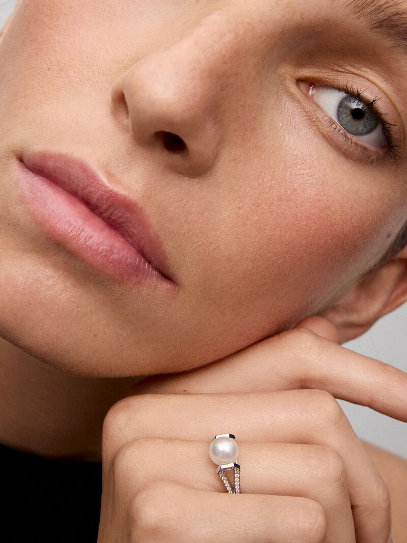 18k white gold ring with Akoya pearl and diamonds image number 3