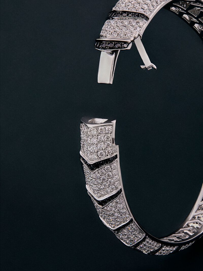 Rigid 18K white gold bracelet with 747 brilliant-cut white diamonds with a total of 8.17 cts, 241 brilliant-cut black diamonds with a total of 1.49 cts and 2 trapezoid-cut emeralds with a total of 0.13 tiger shaped cts image number 8