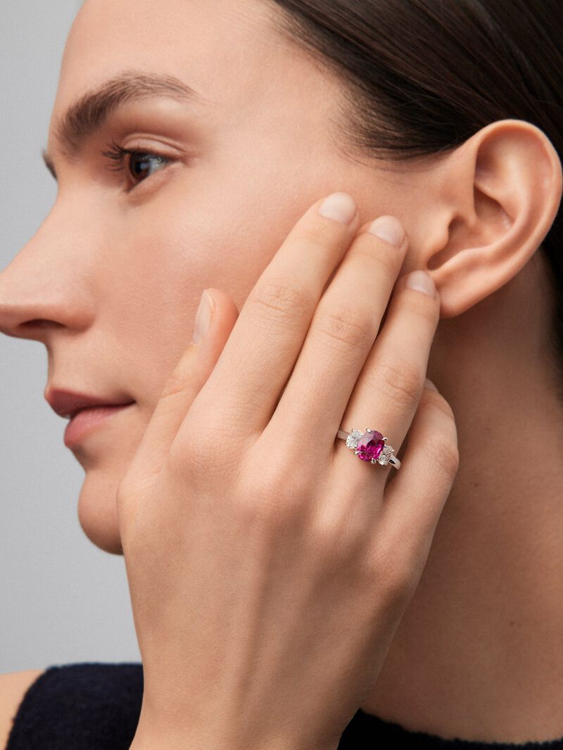 18K white gold triple ring with oval-cut pigeon blood red ruby ​​of 2.04 cts and 2 oval-cut diamonds with a total of 0.62 cts image number 3