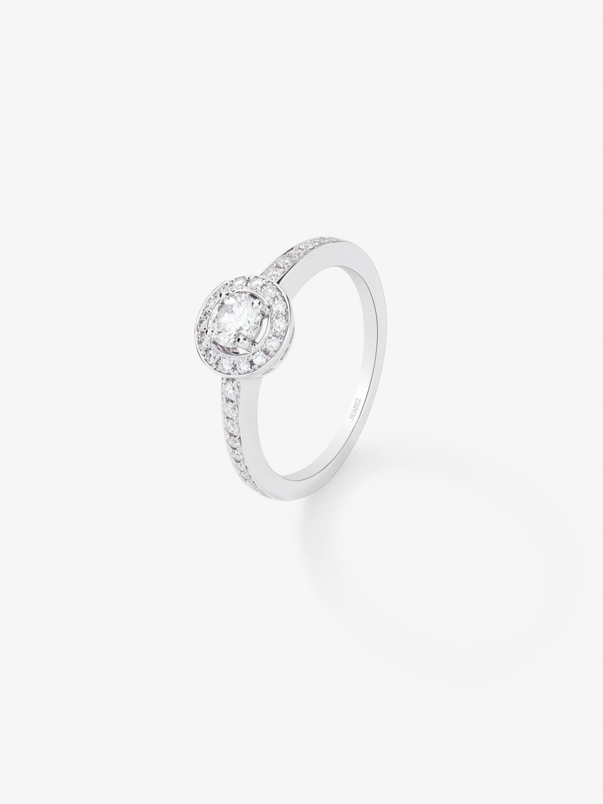 Anillo solitario de compromiso de oro blanco de 18K con orla de