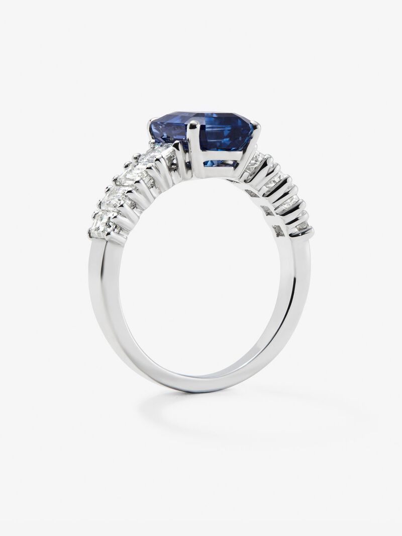 18K white gold solitaire ring with octagonal-cut blue sapphire of 3.11 cts and 8 emerald-cut diamonds with a total of 1.24 cts image number 4