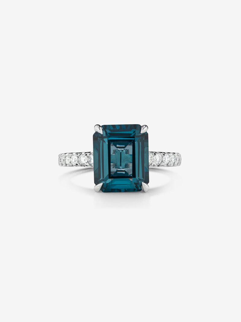 18K white gold ring with London blue topaz in octagonal cut of 3.74 cts and 16 brilliant-cut diamonds with a total of 0.19 cts image number 2