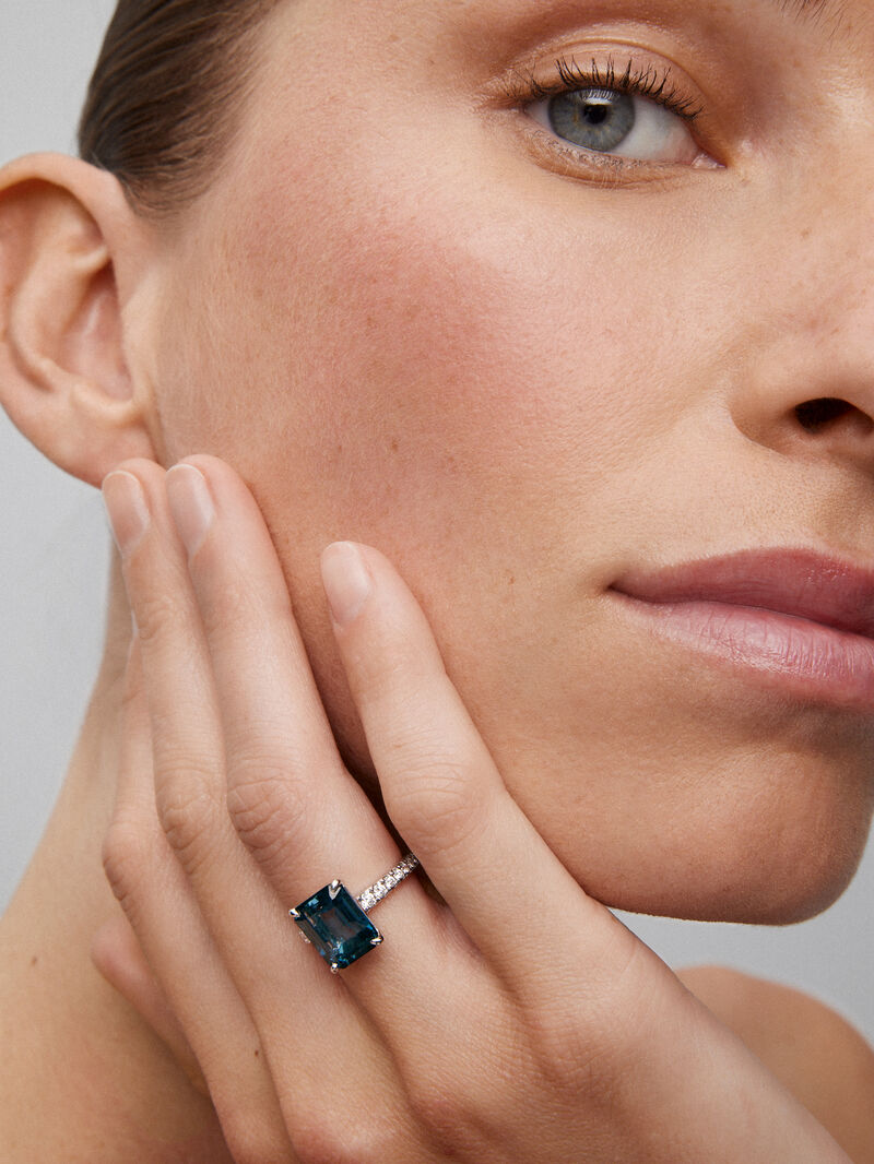 18K white gold ring with emerald-cut London blue topaz of 4.25 cts and 14 brilliant-cut diamonds with a total of 0.32 cts image number 3