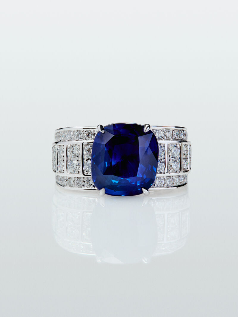 18K white gold ring with cushion-cut royal blue sapphire of 5.548 cts and 72 brilliant-cut diamonds with a total of 1.03 cts image number 1