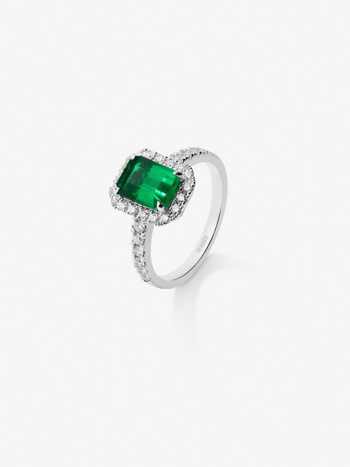 18kt White Gold Ring with Esmeralda Verde Suarez