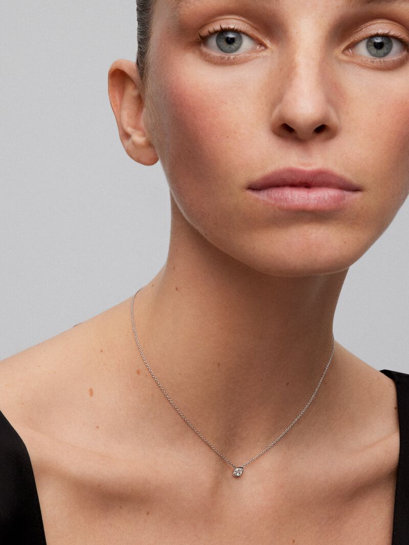 18K white gold pendant with central brilliant-cut diamond of 0.1 cts and 12 brilliant-cut diamonds with a total of 0.15 cts image number 3