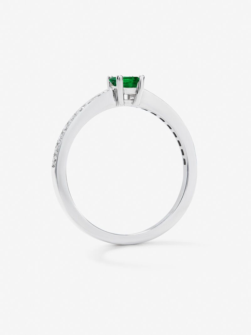 18K white golden ring with emerald and diamond image number 4
