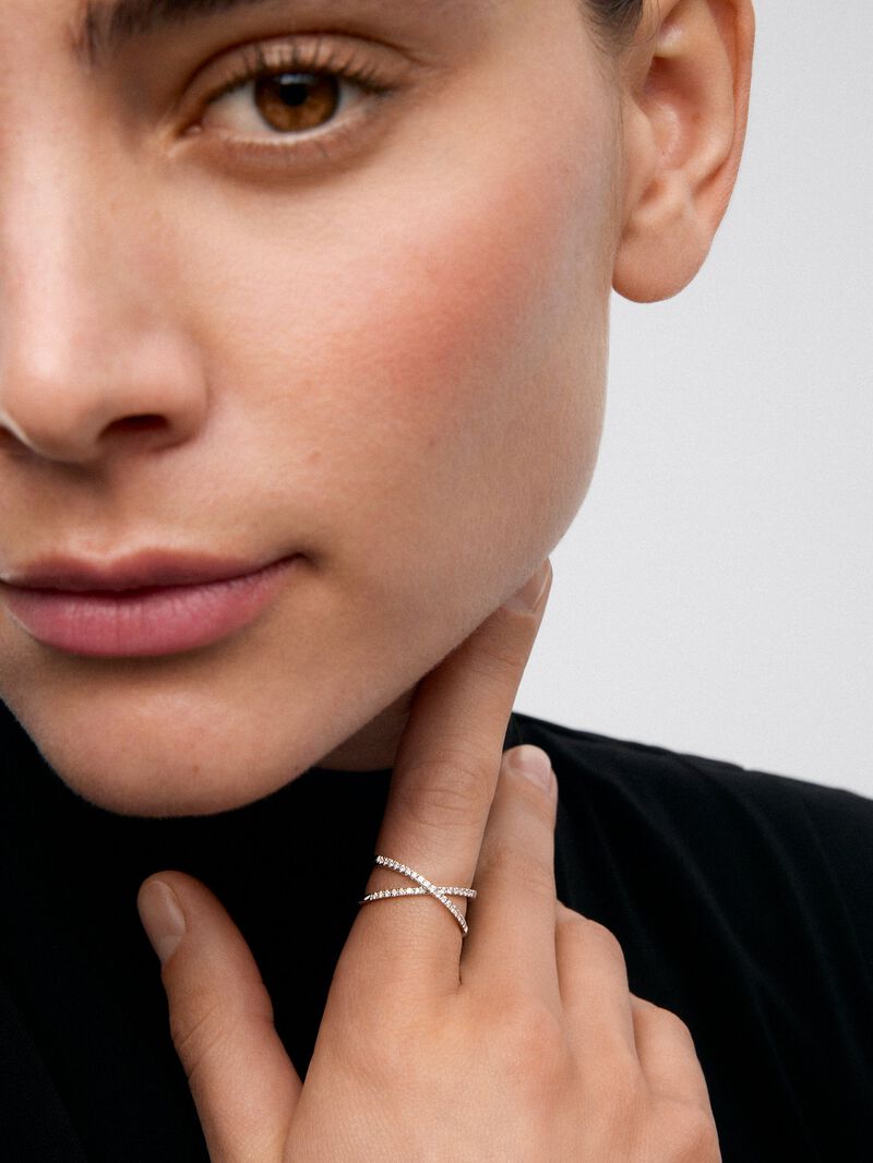 18K white gold cross ring with 33 brilliant-cut diamonds with a total of 0.2 cts image number 3