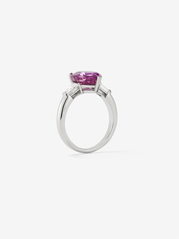 Anillo tresillo de oro blanco de 18kt con zafiro rosa central talla pera de 4,86cts y diamantes, SO22085-ZR/A001_V