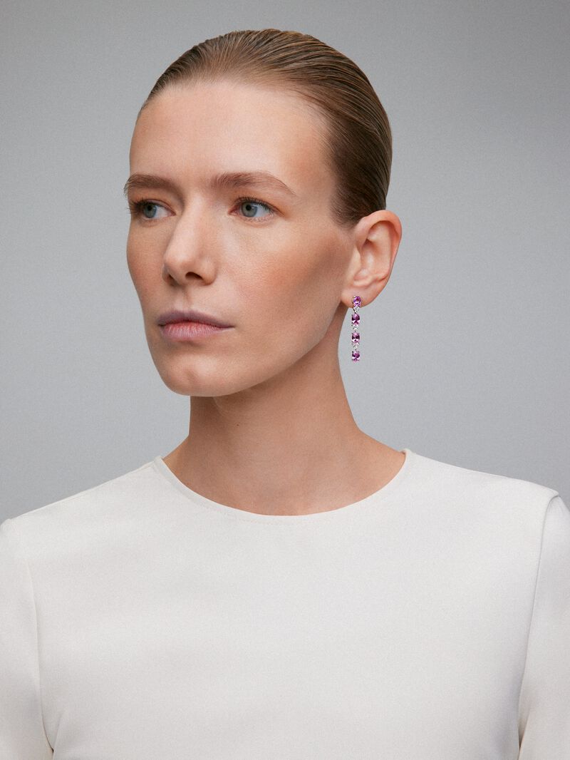 18K white gold earrings with 8 oval-cut pink sapphires with a total of 7.59 cts and 18 brilliant-cut diamonds with a total of 0.51 cts image number 3