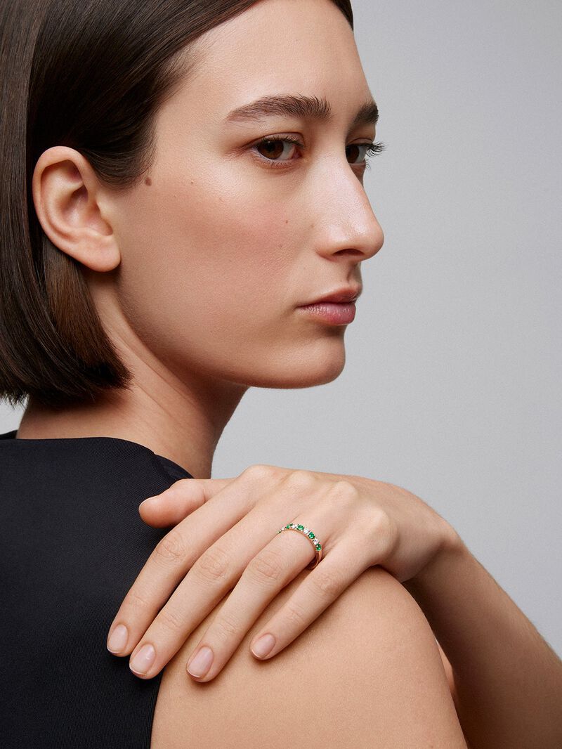 Half-eternity 18K gold ring with emerald and diamond image number 3