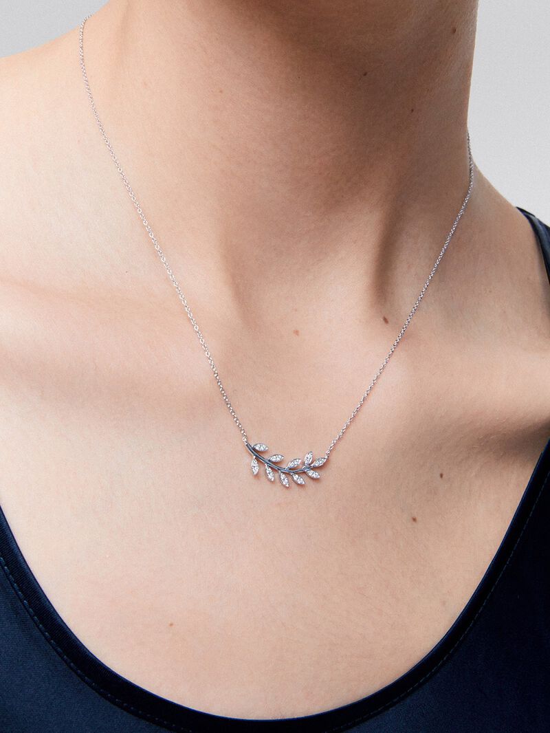 18K White Gold Leaf Pendant Chain with Diamond image number 3