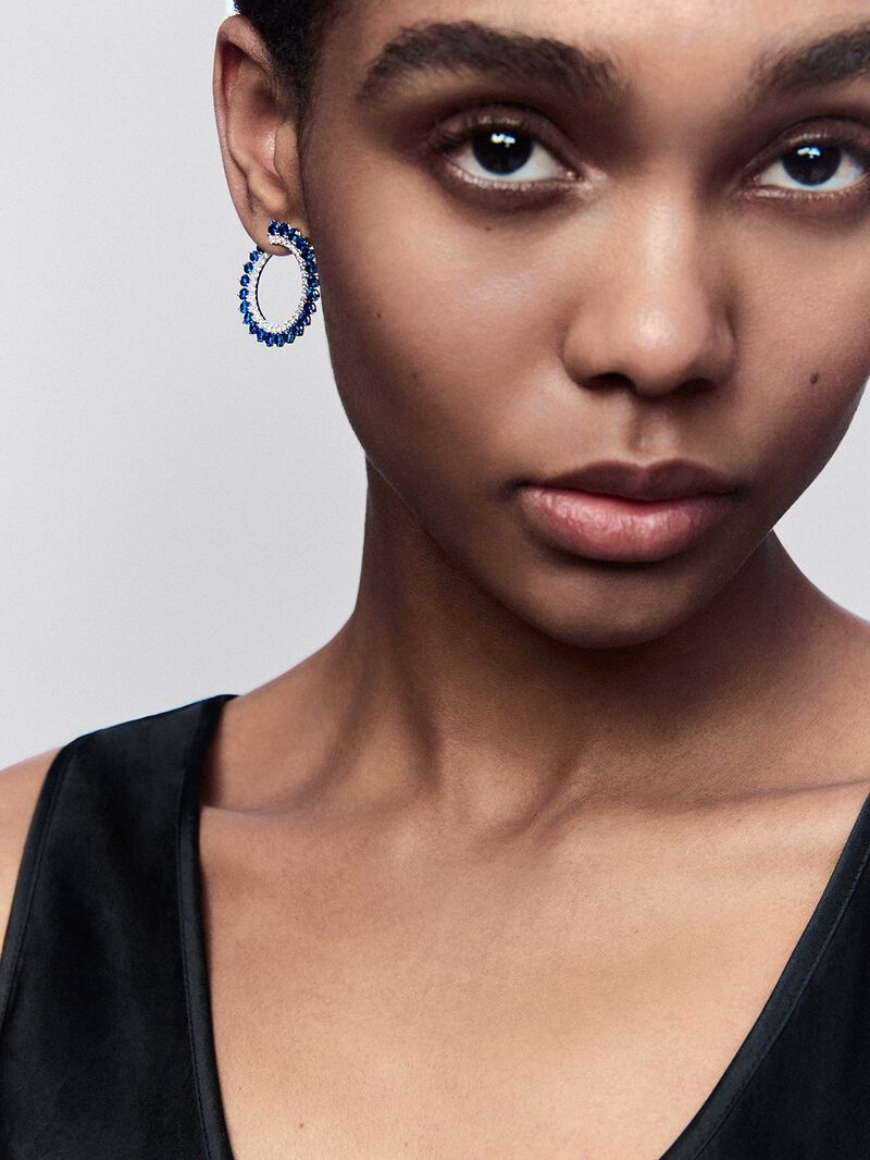18K white gold hoop earrings with 7.17 ct brilliant-cut blue sapphires and 1.21 ct brilliant-cut diamonds image number 1