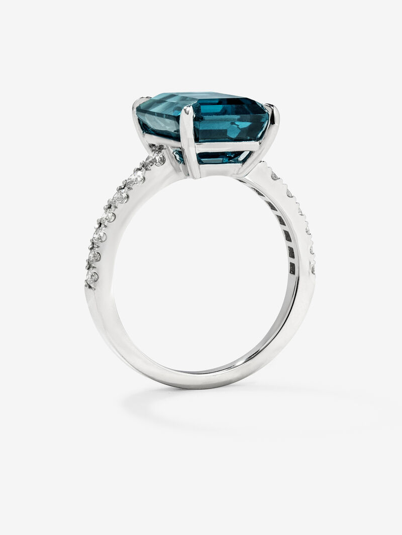18K white gold ring with emerald-cut London blue topaz of 4.25 cts and 14 brilliant-cut diamonds with a total of 0.32 cts image number 4