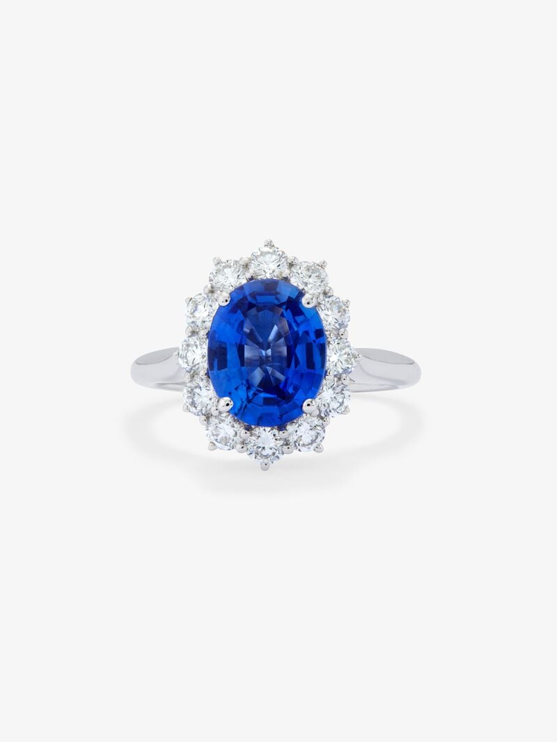 18K white gold ring with oval-cut royal blue sapphire of 2.33 cts and a border of 12 brilliant-cut diamonds with a total of 0.52 cts image number 2