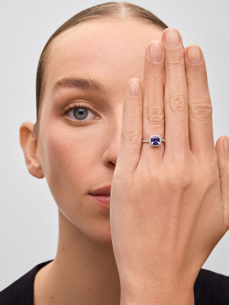 18K white gold ring with cushion-cut tanzanite of 1.17 cts and 38 brilliant-cut diamonds with a total of 0.31 cts image number 0