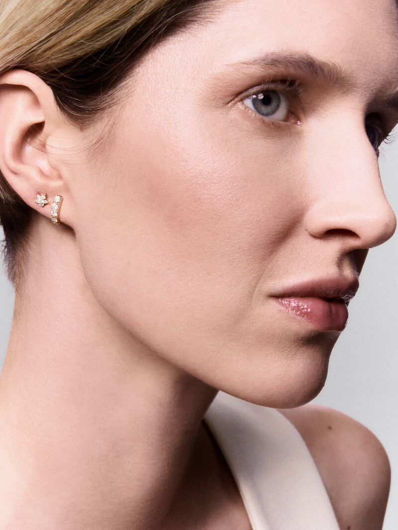 Individual 18K rose gold star earring with diamonds image number 1