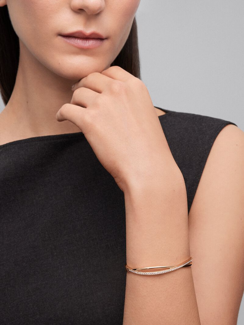 18kt yellow gold rigid bracelet with diamonds image number 3
