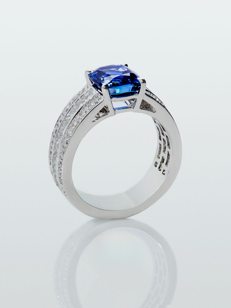 18K white gold ring with cushion-cut royal blue sapphire of 3.217 cts, 50 brilliant-cut diamonds with a total of 1.05 cts and 8 princess-cut diamonds with a total of 0.48 cts image number 2