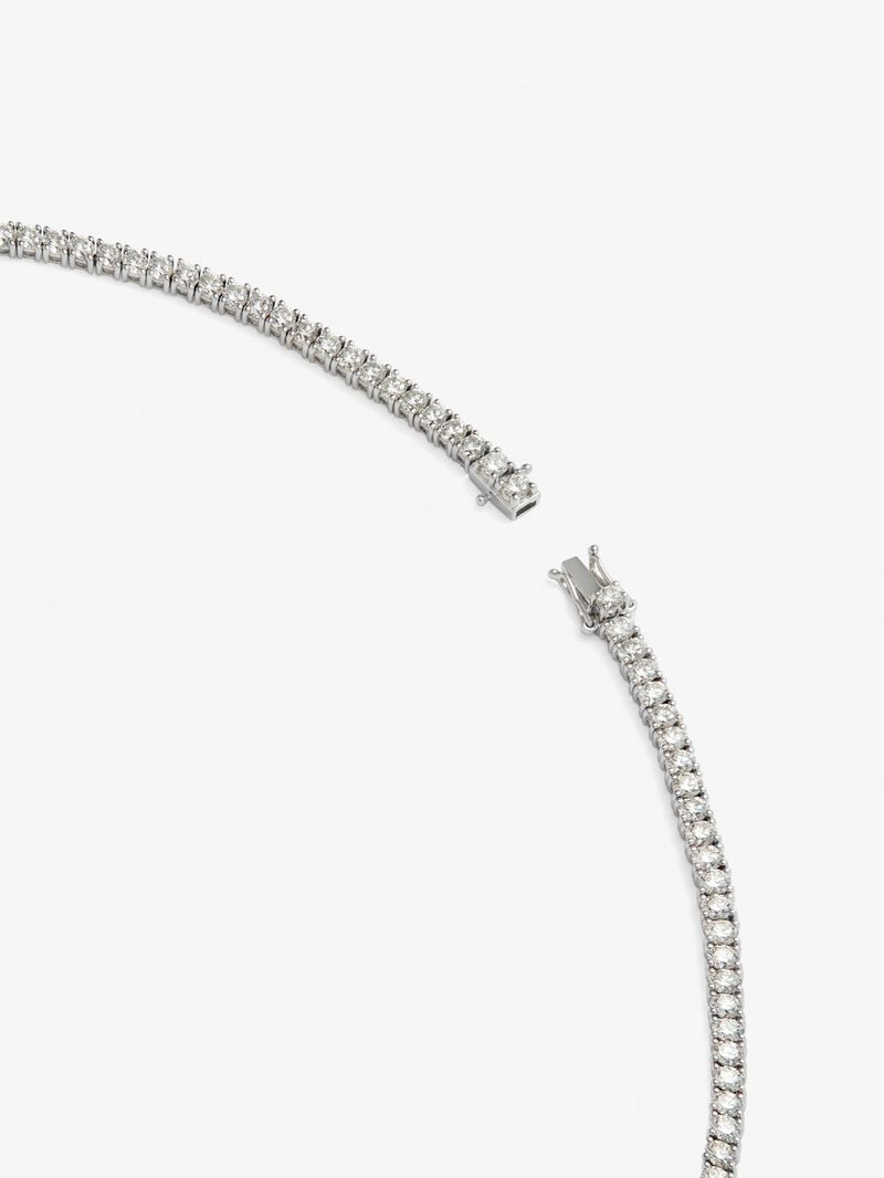 18K white gold pendant with pear-cut diamond of 2.4 cts and 23 brilliant-cut diamonds with a total of 0.28 cts image number 4