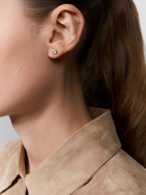 Pendientes solitario de oro blanco de 18kt con diamante D-VVS2 de 0,40cts, PE3232-00D040/DVVS2_V