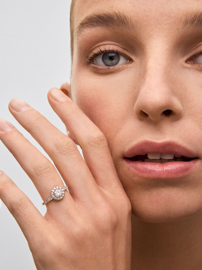 18K white gold ring with central brilliant-cut diamond of 0.5 cts and arm and border of 26 brilliant-cut diamonds with a total of 0.43 cts image number 3
