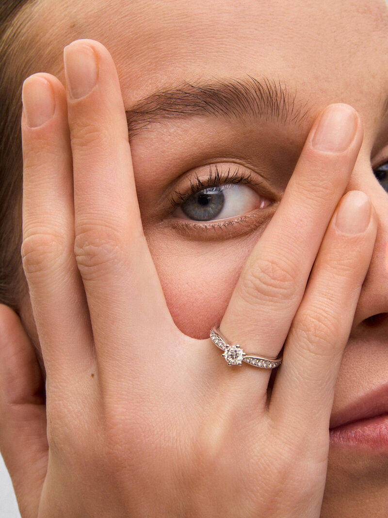 Solitaire ring in 18K white gold with a central 0.50-carat brilliant-cut diamond and additional diamonds totaling 0.23 cts image number 3