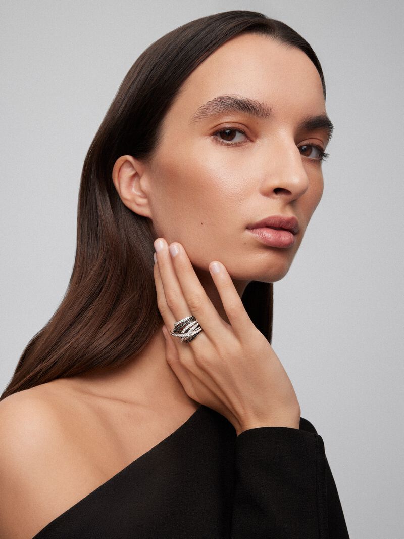 18K white gold multi-arm ring with 111 brilliant-cut white diamonds with a total of 2.67 cts and 74 brilliant-cut black diamonds with a total of 1.15 cts image number 2