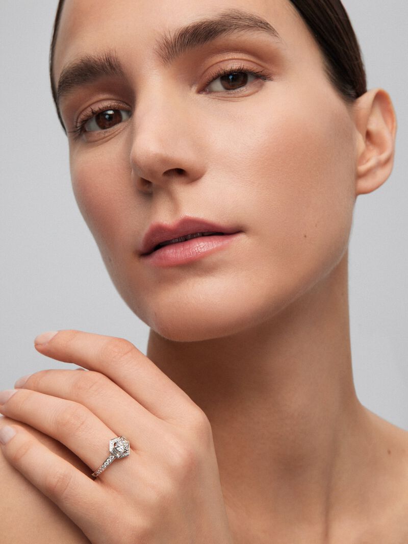 18K white gold ring with a 0.5 ct brilliant-cut central diamond; 2 in baguette cut with a total of 0.16 cts and 26 in brilliant cut with a total of 0.21 cts image number 1