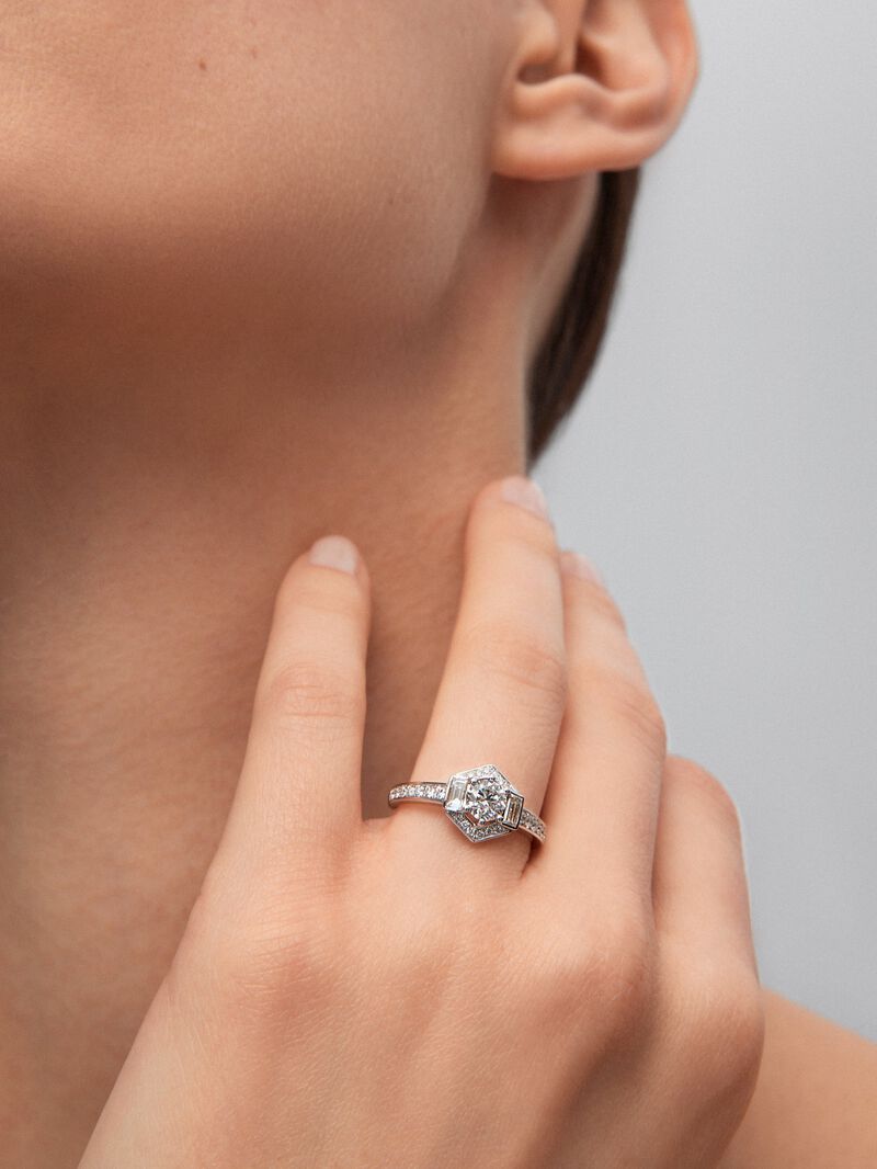 18K white gold ring with a 0.5 ct brilliant-cut central diamond; 2 in baguette cut with a total of 0.16 cts and 26 in brilliant cut with a total of 0.21 cts image number 3