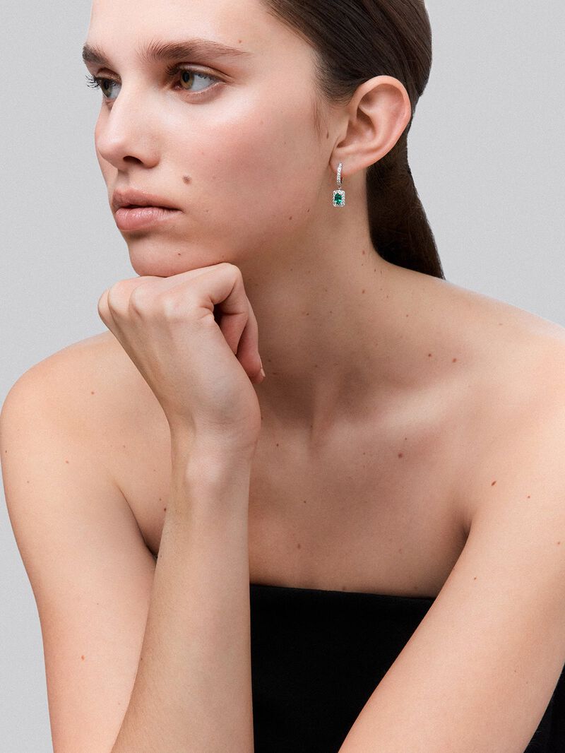 18kt white gold creole earrings with 0.53cts emerald and diamonds. image number 0