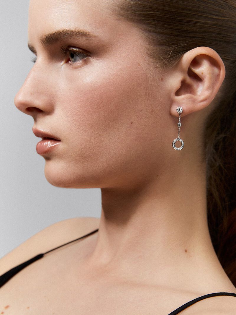 Long 18kt white gold chain earrings with circular diamond motifs. image number 3