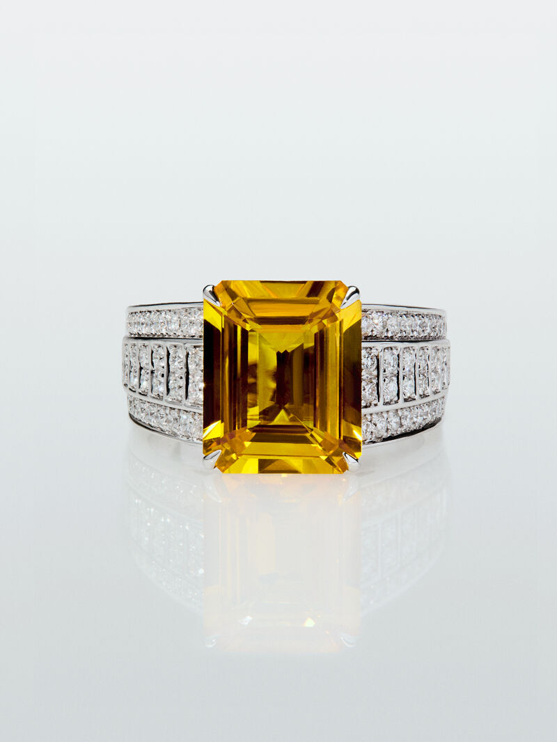 18K white gold ring with octagonal-cut yellow sapphire of 5.548 cts and 70 brilliant-cut diamonds with a total of 0.45 cts image number 1