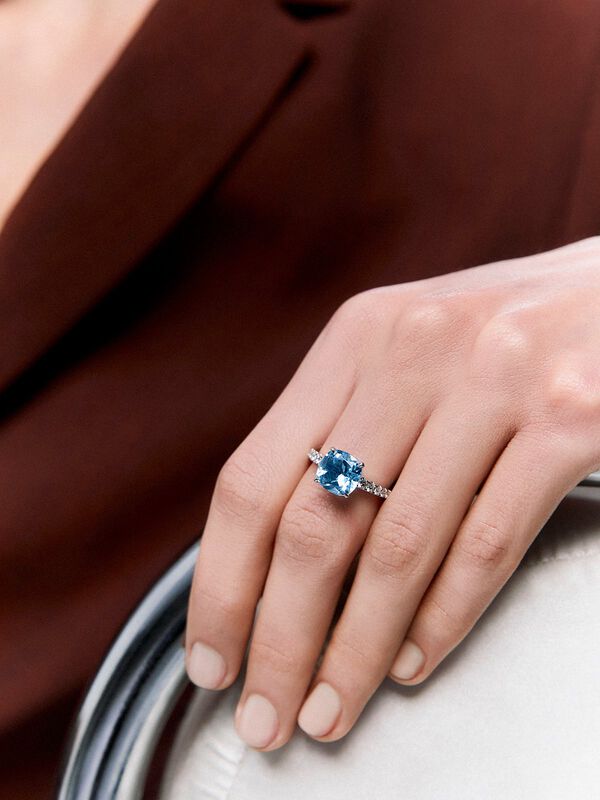 18kt white gold ring with a 5.35ct Sky blue topaz stone and a diamonds band, SO22000-OBDTPSKY9_V