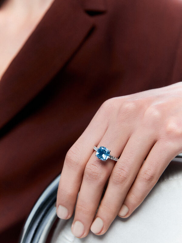 18kt white gold ring with a 5.35ct Sky blue topaz stone and a diamonds band, SO22000-OBDTPSKY9_V
