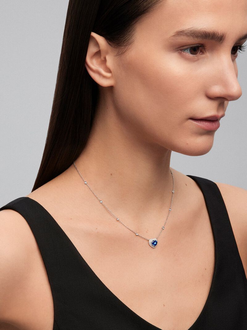 18K white gold pendant with heart-cut royal blue sapphire of 1.51 cts and 59 brilliant-cut diamonds with a total of 0.3 cts image number 1