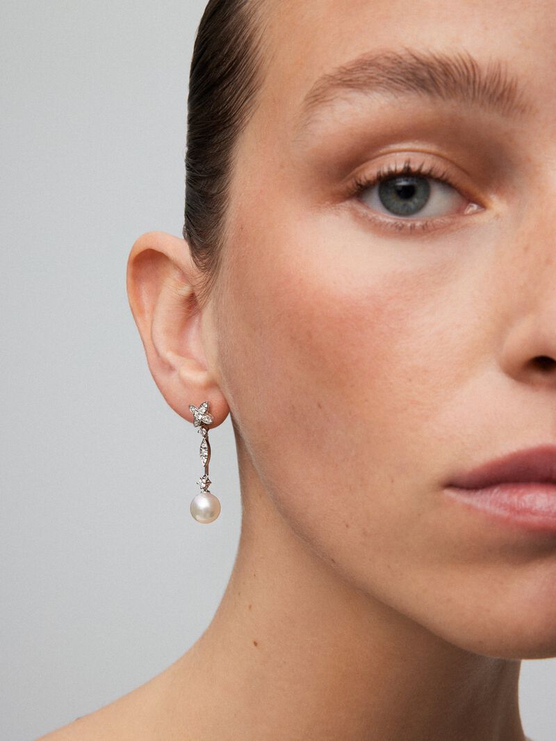 18K white gold earrings with 28 brilliant-cut diamonds with a total of 0.59 cts and 2 8.5 mm Akoya pearls image number 4