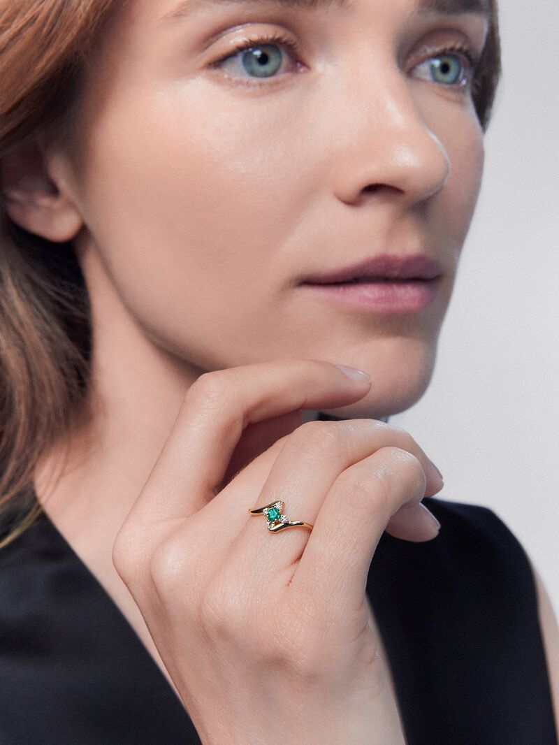 18K yellow gold ring with emerald and diamonds. image number 1