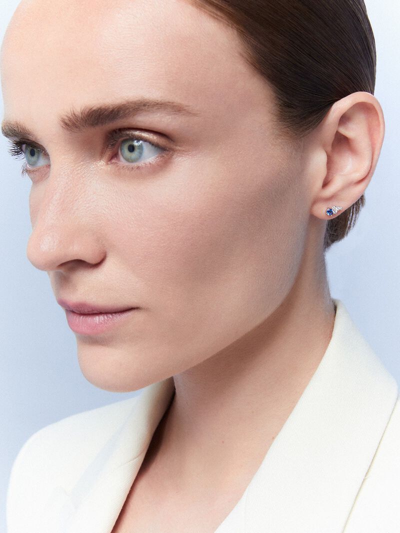 Individual left earring made of 18K white gold with sapphire and diamonds. image number 4