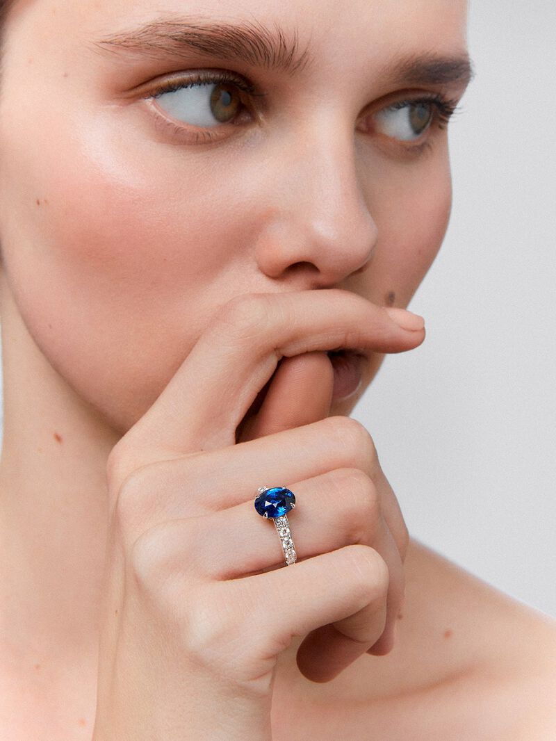 18K white gold ring with sapphire and diamond image number 1