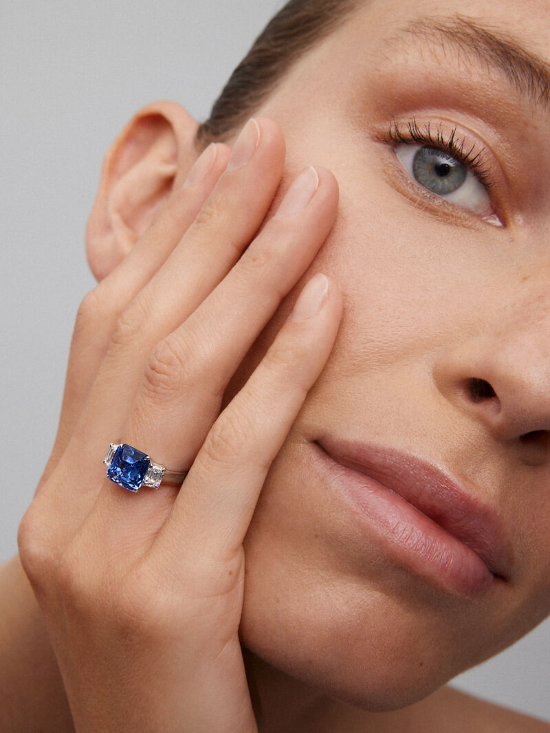 18K white gold triple ring with emerald-cut blue sapphire of 4.07 cts and 2 emerald-cut diamonds with a total of 0.81 cts image number 3
