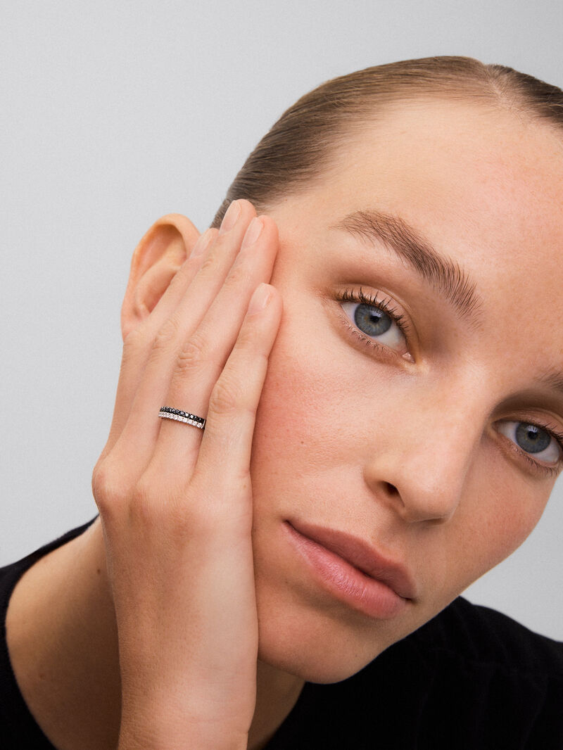 18K white gold ring with 17 brilliant-cut diamonds with a total of 0.24 cts and 17 brilliant-cut black diamonds with a total of 0.27 cts image number 1