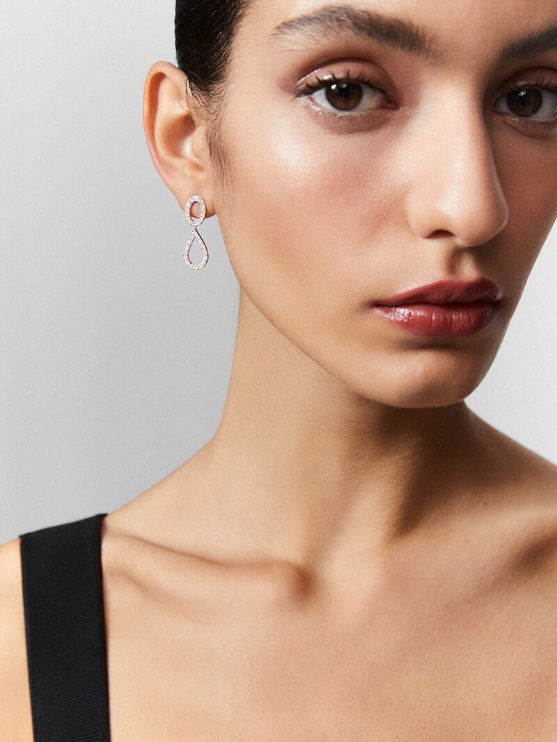 Oval double hoop earrings in 18kt white gold with diamonds image number 3