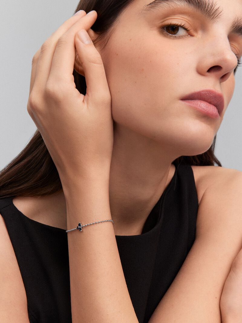 18K white gold bracelet with blue sapphire in 0.38 cts image number 3