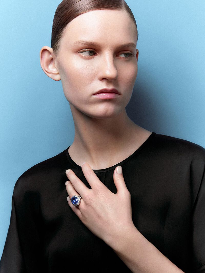 18kt white gold ring with royal blue sapphire, oval cut of 12.64 carats, and diamonds. image number 0