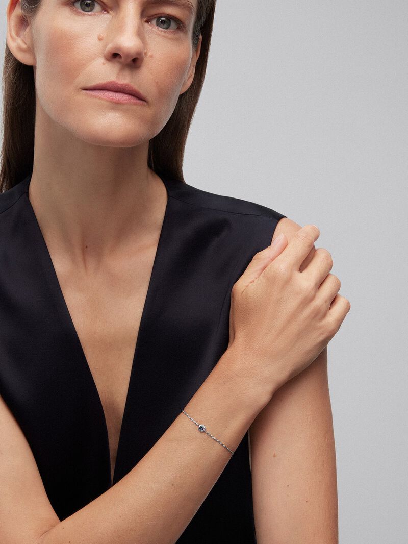 18K white gold bracelet with 10 brilliant-cut diamonds with a total of 0.06 cts and a brilliant-cut blue sapphire of 0.25 cts image number 3