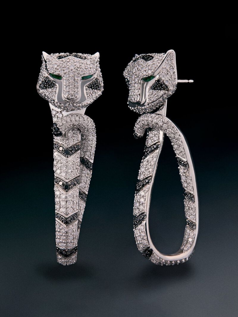 18K white gold earrings with 548 brilliant-cut white diamonds with a total of 2.68 cts, 90 black diamonds with a total of 0.47 cts, and 2 trapezoid-cut emeralds with a total of 0.26 cts shaped tiger image number 0
