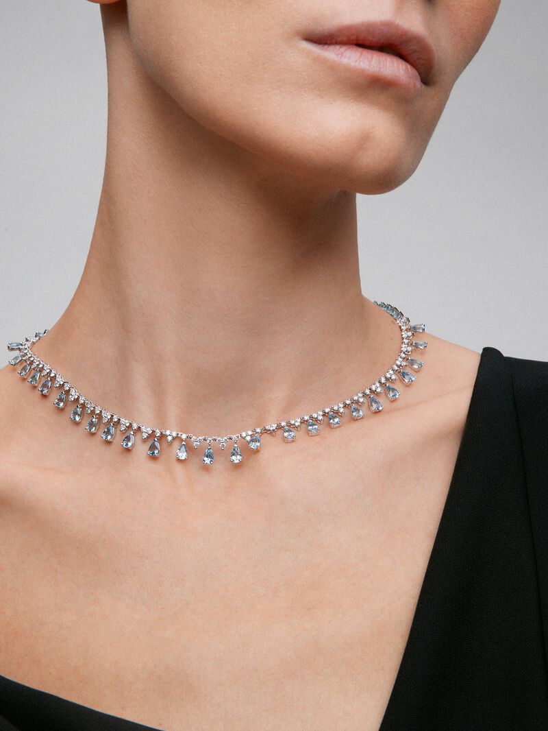 18K white gold rivière necklace with 25 pear-cut blue aquamarines with a total of 8.33 cts, 39 brilliant-cut diamonds with a total of 5.868 cts and 103 brilliant-cut diamonds with a total of 3.82 cts image number 3