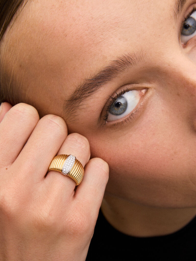 18K Yellow Gold Fluted Ring with Pavé Diamond image number 1