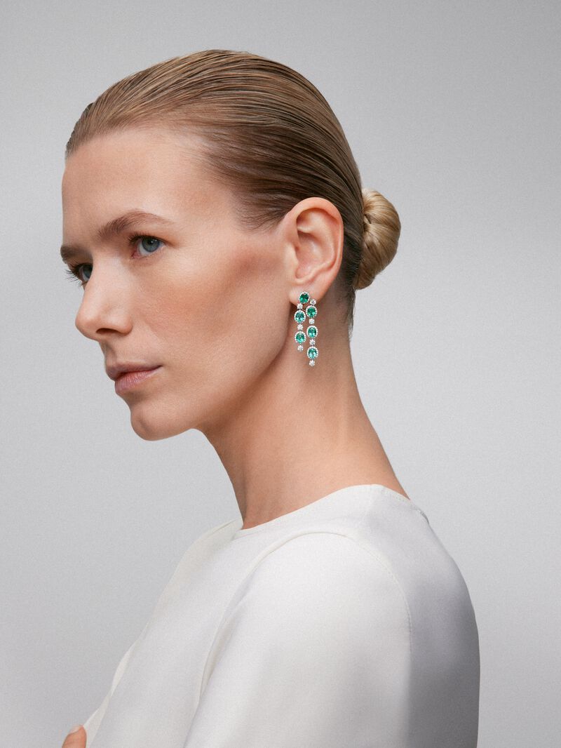 18K white gold earrings with 12 oval-cut green emeralds with a total of 6.6 cts and 206 brilliant-cut diamonds with a total of 2.88 cts image number 3